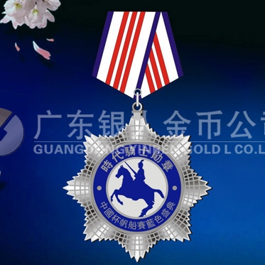 2011年1月：定制設(shè)計騎士獎?wù)轮谱鞲邫n紀念勛章
